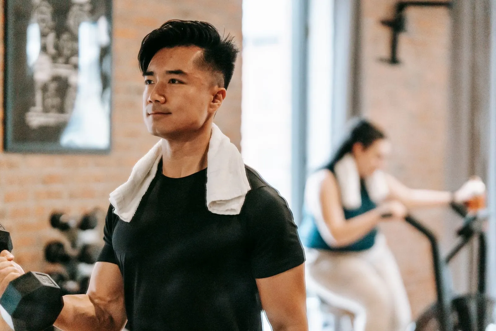 Rohan resting between sets with a towel on his shoulders